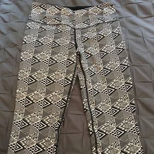 VIctoria’s Secret Knockout Crop Leggings (S)